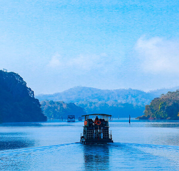 Boating_in_Thekkady Lake