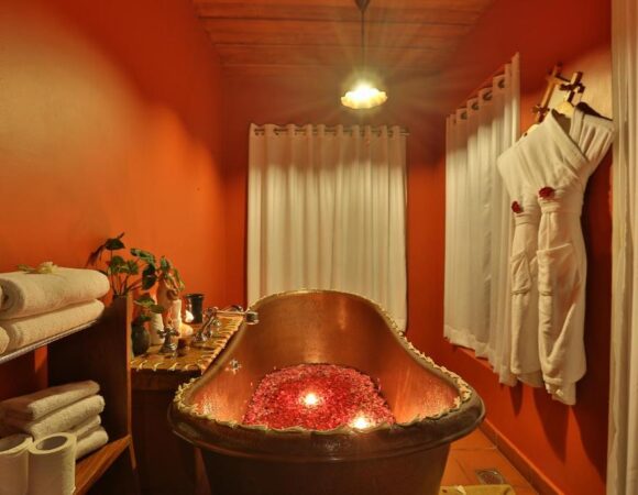 hotel Spice Tree Munnar Honeymoon Spa Suite