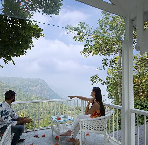 Honeymoon couple in Hills and Hues Thekkady