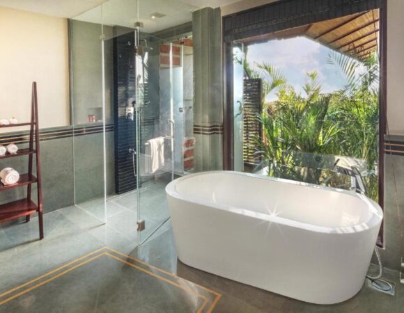 Bathtub in Waterfront villa in Niraamaya retreats Kumarakom