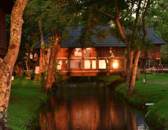 canal view cottage in waterscapes kumarakom