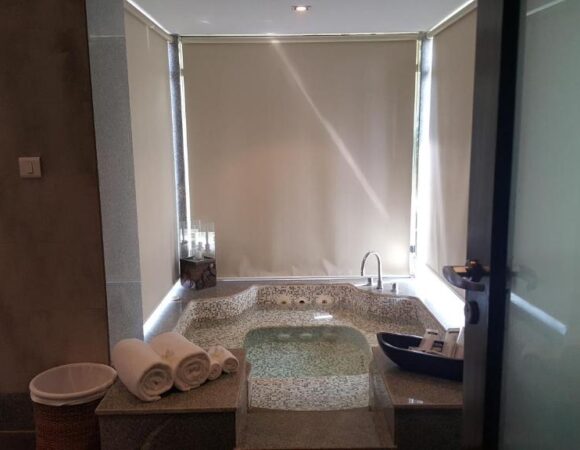 Jacuzzi in Lagoon view suite in the Lalit Bekal