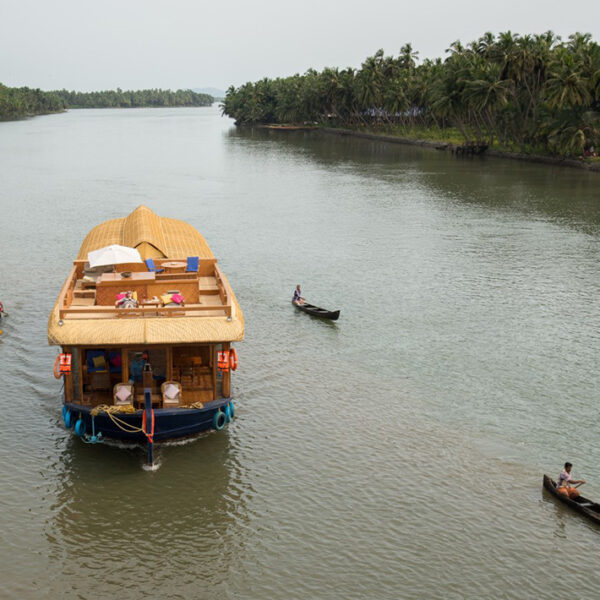 Houseboat cruise in Neeleshwar