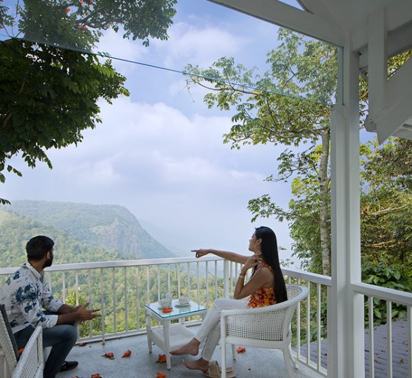 Honeymoon couple in Hills and Hues Thekkady