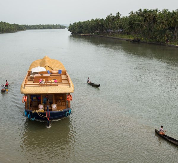 Houseboat cruise in Neeleshwar